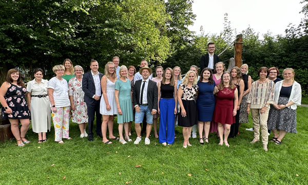 13 frischgebackene Pflegefachkräfte feierten kürzlich gemeinsam mit allen an der Ausbildung Beteiligten das bestandene Examen. Foto: Sana Kliniken Lübeck