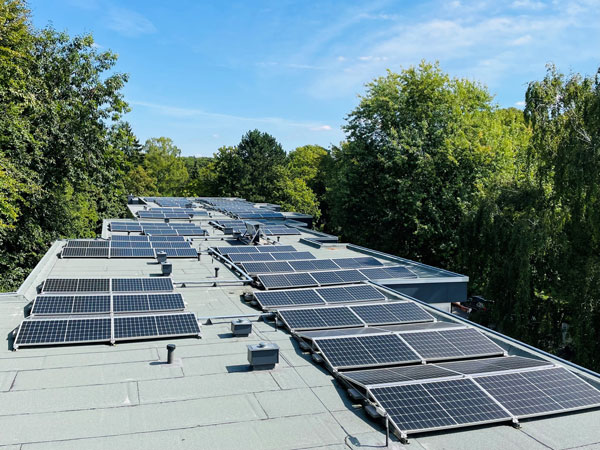 Vonovia treibt in Lübeck den Ausbau von Photovoltaikanlagen zur Nutzung erneuerbarer Energien voran. Copyright: Vonovia SE 