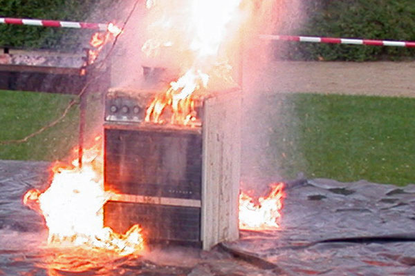 Spektakulär anzuschauen und lehrreich: Fettexplosionen sind bei Feuerwehr-Festen ein beliebter Programmpunkt. Foto: Archiv/HN