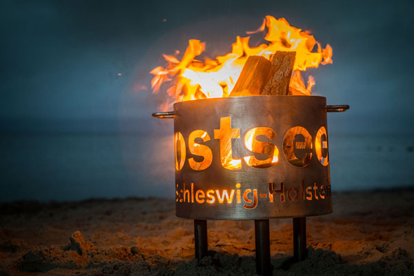 Eine Feuertonne sorgt für Wärme und Stimmung am Strand. Viele Wintertipps bietet jetzt die neue Broschüre „Winterschöne Ostsee Schleswig-Holstein“. Foto: OHT