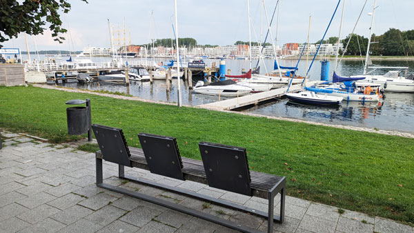 Seltener Anblick: Eine leere Sitzbank in der Vorderreihe. Fotos: Helge Normann