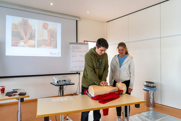 Am 9. September starten Mika Constantz und Fiona Röttger als frisch gebackene Erste-Hilfe-Trainer. Fotos: Johanniter-Unfall-Hilfe e.V.