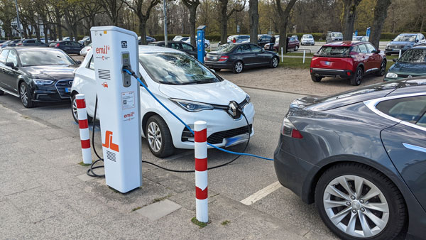 In drei Jahren soll es in Lübeck flächendeckend Ladesäulen für E-Autos geben. Foto: Helge Normann