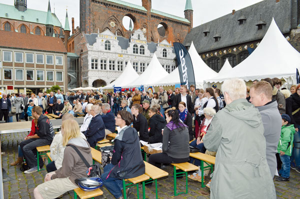 Abgerundet wird die Veranstaltung mit einem bunten Bühnenprogramm. Foto: Kreishandwerkerschaft Lübeck