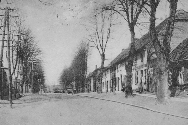 Historische Postkarten-Ansicht der Moislinger Hauptstraße. Foto: K. Dogbe-Dumke