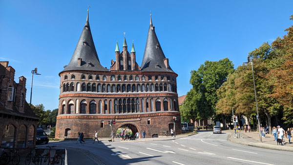 Am Sonntag, 24.09.2023, trifft sich Greenpeace Lübeck am Holstentor und sammelt für die „Pinken Hände“ Zigarettenkippen. Foto: Helge Normann