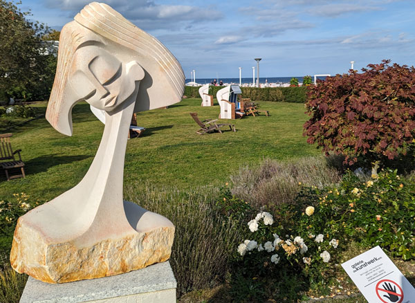 Die Skulpturenausstellung kann tagsüber im Hotelgarten besucht werden. Fotos: Helge Normann