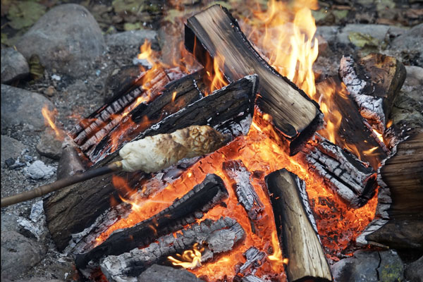 Besucher können am Lagerfeuer gemütlich zusammensitzen und ein Stockbrot rösten. Symbolbild: HN