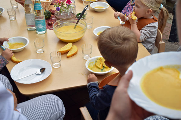 Auf den Tisch kamen eine nach Curry duftende Suppe aus Gemüseresten, die zum Teil von den Eltern gespendet wurden, sowie ein „Upycling“-Brot“, alles nach Rezepten von Kita-Köchin Antje Boesler. Fotos: Kitawerk