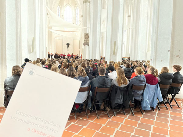 Jeder Platz war belegt, als die Erstsemester und die Master-Studierenden in St. Petri feierlich an der Universität zu Lübeck begrüßt wurden. Foto: Vivian Upmann / Universität zu Lübeck