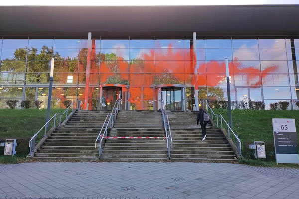Im Rahmen eines „Farb-Protestes“ wurde ein Gebäude der Uni beschmiert. Foto: STE