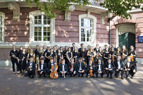 Das Jugend-Sinfonieorchester Ahrensburg unter der Leitung von Sönke Grohmann gibt in Travemünde ein Adventskonzert. Foto: Veranstalter