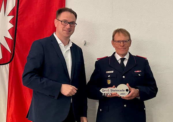 Bürgermeister Jan Lindenau übergab symbolisch den Schlüssel an Wehrführer Ralf Gutjahr. Foto: HL