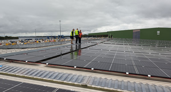 In Lübeck sind bisher 951 Photovoltaikanlagen mit einer Spitzenleistung von 18,3 Megawatt installiert. Foto: Helge Normann