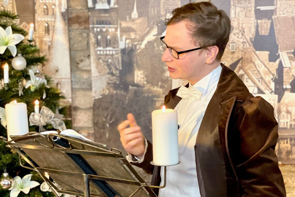 Schauspieler André Janssen setzt als Christian Buddenbrook das Weihnachtkapitel aus Thomas Manns „Buddenbrooks“ in Szene. Fotos: Veranstalter