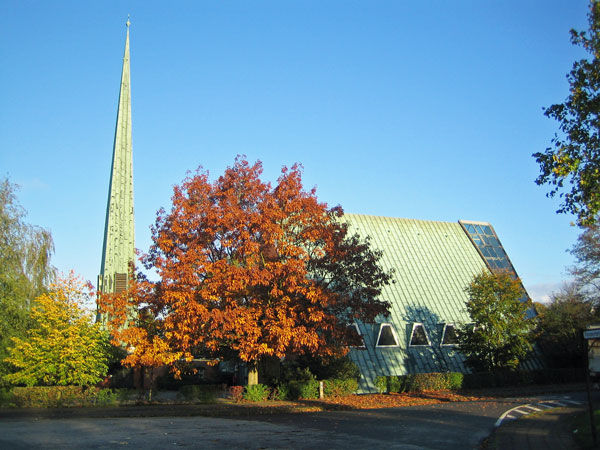 Die Dreifaltigkeitskirche im Lübecker Stadtteil Kücknitz wurde 1963 gebaut und ist dringend sanierungsbedürftig. Die Kosten würden sich auf 1,8 Millionen Euro belaufen. Foto: KKLL