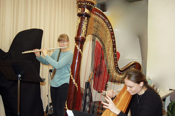 Die Studentinnen an der Musikhochschule Lübeck, Genia Rebbelin mit Ihrer Querflöte und Franciska Schunk mit der Harfe, erhalten den diesjährigen Kiwanis-Förderpreis. Foto: Kiwanis