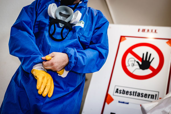 So läuft Asbest-Sanierung: Overall, Atemschutzmaske, Handschuhe und dazu noch eine Schutzbrille. Foto: Foto: IG Bau / Alireza Khalili