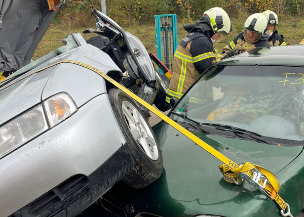 Am 10. und 11. November führte die Freiwillige Feuerwehr Stockelsdorf eine Intensiv-Ausbildung für die Technische Hilfeleistung nach Verkehrsunfällen mit Autos durch. Fotos: FF Stockelsdorf