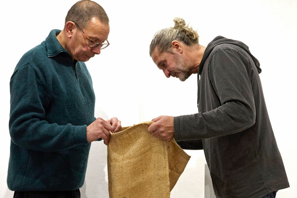 Nur Thomas Schmitt-Schech und Jens Lange aus dem Organisation-Team der Galerie Artler wissen, was sich in den 24 Kaffeesäcken verbirgt. Foto: GLK