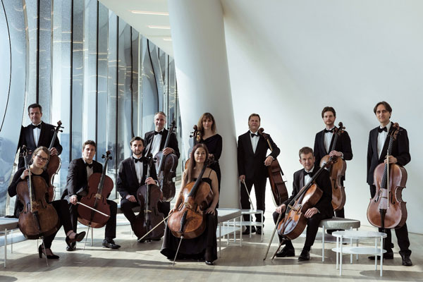 Die Cellisten des NDR Elbphilharmonie Orchesters treten am Mittwoch, 20. Dezember 2023, im Atlantic Grand Hotel Travemünde auf. Foto: Veranstalter