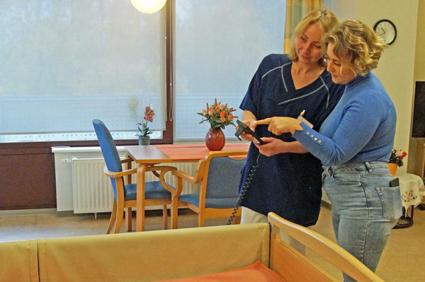 Pflegehelferin Yuliia Laskova gibt Zoriana Prokhorora Einblicke in den Alltag im Pflegeheim. Foto: Arbeitsagentur