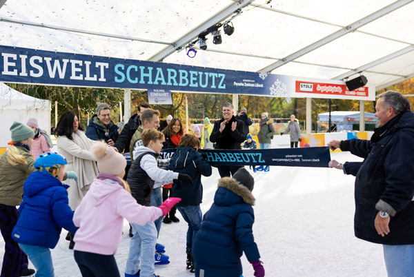 Im Beisein von Bürgermeisterin Bettina Schäfer (links) wurde am Wochenende die Scharbeutzer Eiswelt eröffnet. Fotos: www.luebecker-bucht-ostsee.de (1), HN (4)
