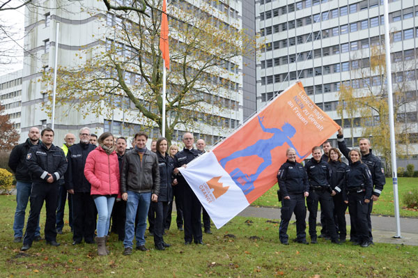 Die Polizei Lübeck sagt: Nein zu Gewalt gegen Frauen und präsentiert das Banner der „Orange Days“. Foto: Polizei