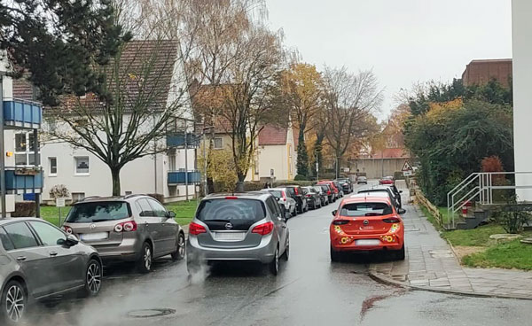 In zahlreichen Wohnstraßen (hier die Bülowstraße) werde das jahrzehntelang geübte und beliebte Parken am Straßenrand verboten, kritisiert die CDU. Foto: Archiv/STE
