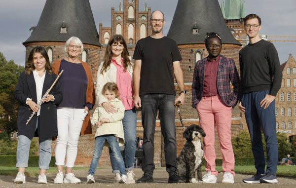 Die Smart City Family veranschaulicht Vorteile von Digitalisierungsprojekten in Lübeck. Foto: HL
