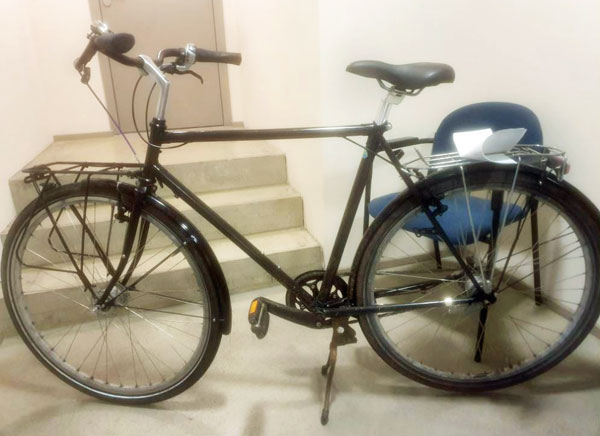 Wer vermisst dieses individuelle Fahrrad mit den zwei Gepäckträgern? Foto: Polizei