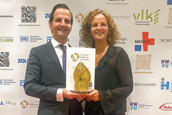 Prof.  Roland Tilz und Vanessa Schmidt nahmen den German Medical Award entgegen. Foto: UKSH