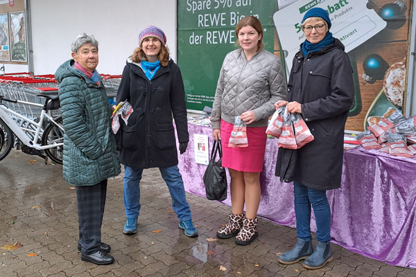 Ruth Taschendorf (Frauennotruf OH), Bürgermeisterin Julia Samtleben und die Gleichstellungsbeauftragte Gudrun Dietrich verteilten die Brötchentüten. Fotos: Veranstalter