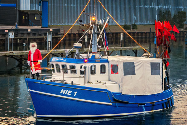 An allen drei Tagen wird der Weihnachtsmann um 16 Uhr auf seinem Boot in den Niendorfer Hafen fahren und bringt den Kindern kleine Süßigkeiten mit. Foto: TSNT