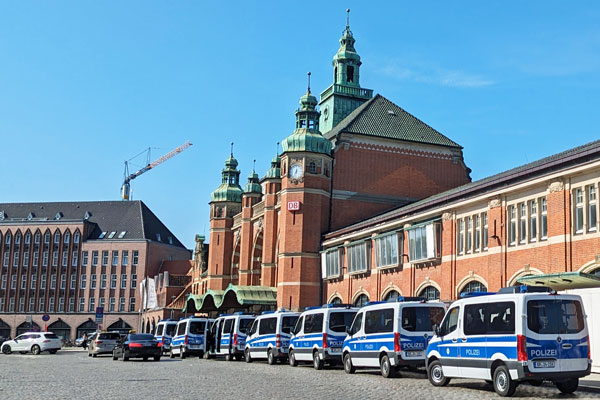 Bahnreisende Fans werden dringend gebeten, den Lübecker Hauptbahnhof durch den Seiteneingang Steinrader Weg zu verlassen und sich unmittelbar zum Stadion zu begeben. Foto: Archiv/HN