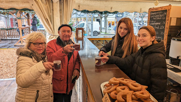 „Der schmeckt gut“, freuen sich Petra und Werner aus Travemünde. Auf dem „Schiff Ahoi Weihnachtsmarkt“ wärmte sich das Paar am Freitag mit dem ersten Punsch. Sie werden öfter vorbeischauen. Fotos: Helge Normann