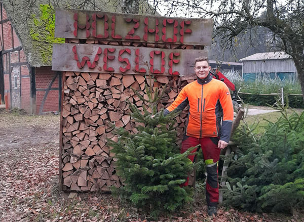 Naturbelassen und unbehandelt: Ein Weihnachtsbaum frisch aus dem Wesloer Forst. Foto: HL