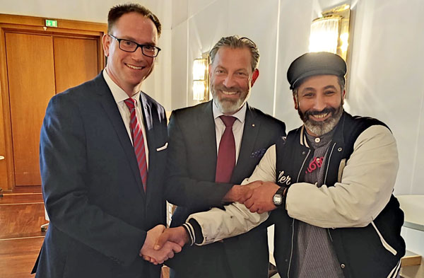 Als erster hatte am Wahlabend Ali Alam (Die Partei) dem wiedergewählten Bürgermeister Jan Lindenau (SPD), hier mit Stadtpräsident Henning Schumann (CDU), gratuliert. Foto: Alam