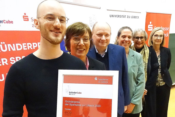 Am Mittwoch nahmen die Gründer für ihre Idee „EcoCheck“ den mit 10.000 Euro dotierten Preis entgegen. Fotos: Harald Denckmann
