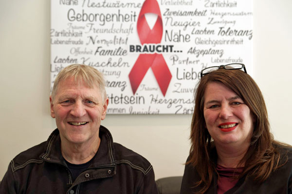 Hartmut Evermann und Katjana Zunft von der Aidshilfe Lübeck für sexuelle Gesundheit e.V. laden zum Testabend. Foto: Veranstalter