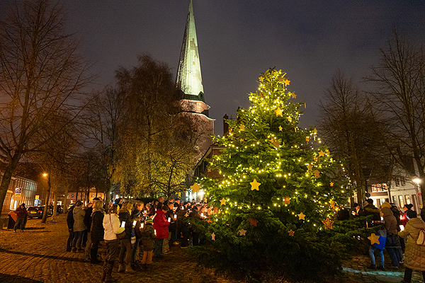 Auf dem alten Marktplatz vor St. Lorenz Travemünde wird am Sonntag der Tannenbaum zum ersten Mal leuchten. Foto: Karl Erhard Vögele