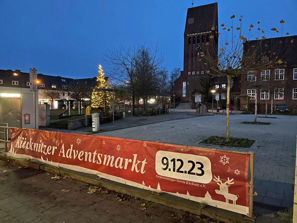 Ein großes Banner wirbt bereits für den bevorstehenden Adventsmarkt. Fotos: Veranstalter