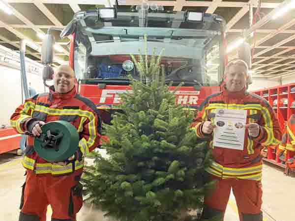 Die Feuerwehr Scharbeutz verkauft die Weihnachtsbäume auch in diesem Jahr direkt am Feuerwehrgerätehaus. Fotos: FF Scharbeutz