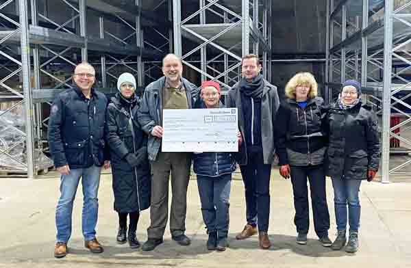 Über einen Scheck in Höhe von 2.941,00 Euro freute sich am 12. Dezember die Lübecker Flüchtlingshilfe. Fotos: Alltec