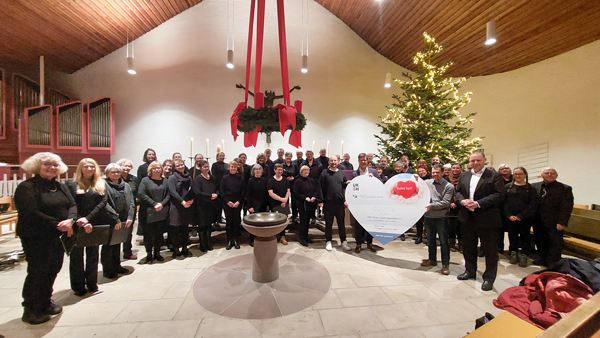 Im Rahmen einer Chorprobe in der Paul-Gerhardt-Kirche wurde die Spendensumme von 12.000 Euro übergeben. Foto: UKSH