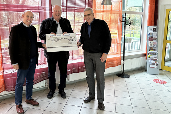 Wolfgang Tietz (Loge), Klaus Jung (Förderverein) und Thomas Homrich (Loge) zeigen den symbolischen Spenden-Scheck in Höhe von 5.312,50 Euro. Foto: Loge
