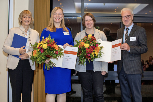 Dr. Hanna Graßhoff (3. von links) und Swantje Arndt (2. Von links) nahmen den Projektpreis 2023 von Prof. Dr. Gabriela Riemekasten und Claus Heckmann entgegen. Foto: Maren Schulz/Deutsche Rheuma-Liga