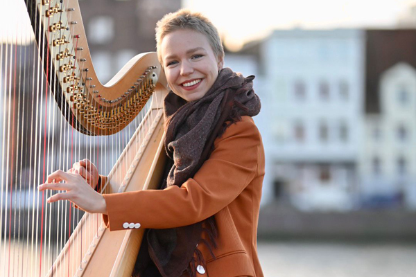 An der Harfe ist die Lübecker Musikerin Zoe Winter. Foto: Zoe Winter
