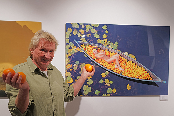 Wim Westfield, hier mit Anschauungs-Material zu dem bekannten Mandarinenboot-Bild, eröffnete am Sonntag seine neue Galerie „Sea and Sirens“ auf dem Priwall. Fotos: KEV, HN