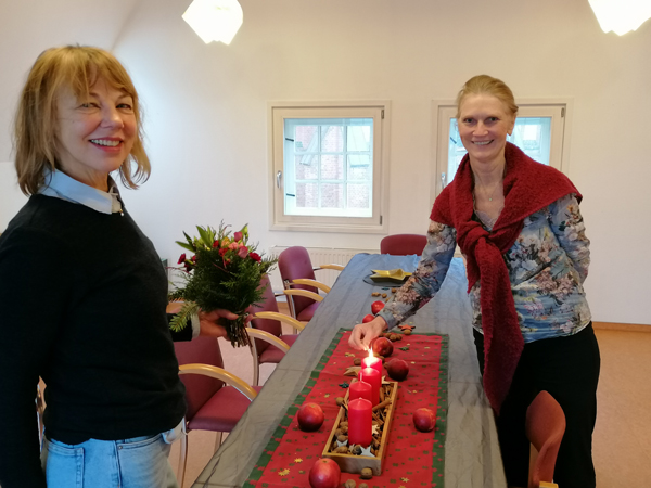 Das Vorbereitungsteam des Frauenwerks (links Sylke Demmer und rechts Heidi Koniczek) organisiert einen Weihnachtsabend. Bild: KKLL